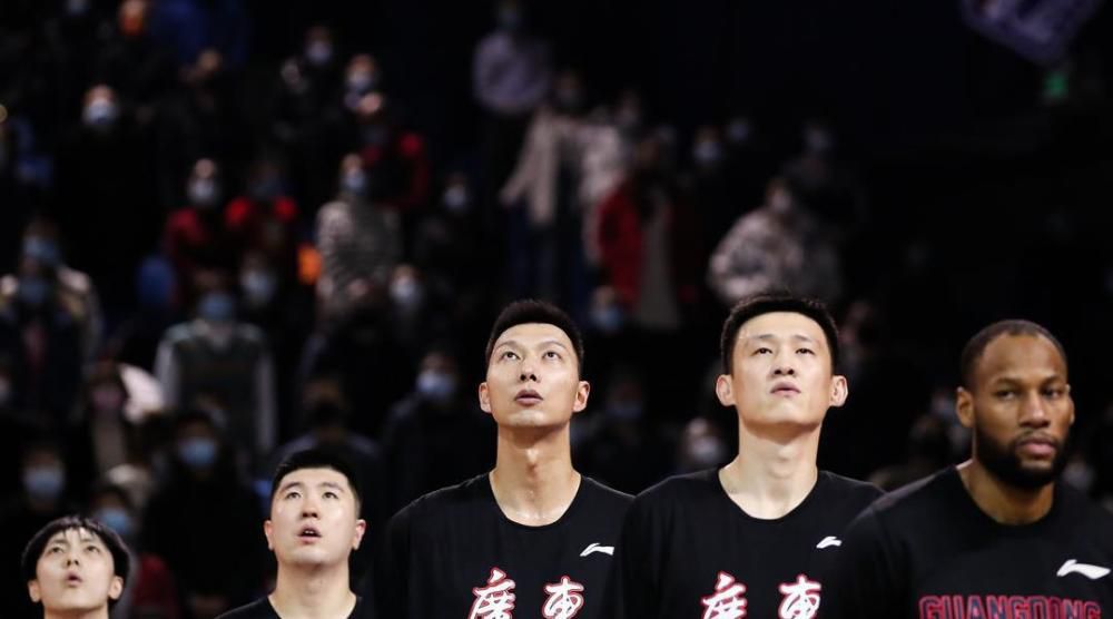 主演新剧《肯尼迪》聚焦著名政治家族 2 堪比时装周!