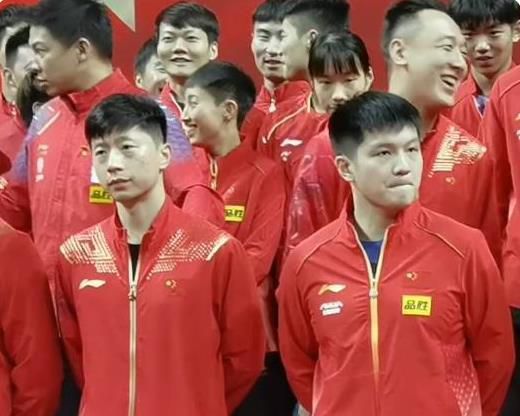 谢霆锋“捕获发哥”晒照 网友贴旧版周润发合影 2021-05-10 5月10日，谢霆锋以“野生捕获发哥”为题，晒出自己与周润发的合影。