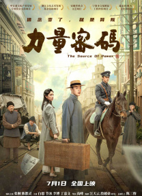 两人前往车库，比伯一路紧跟在老婆身后贴心护驾，随后驾驶豪车离开。